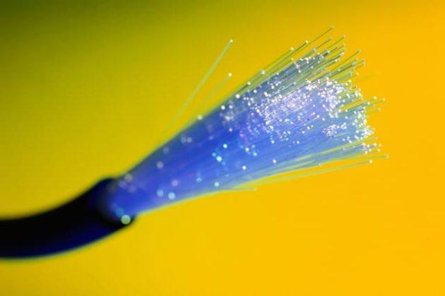 Conexão de cabo de fibra óptica atinge 44,2 Tbps, atingido novo recorde